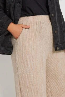 YOURS - Pantalon Wide Leg Beige Plissé à Poches 10 YOURS - Pantalon Wide Leg Beige Plissé à Poches -Evans Boutique 0123b53f 1cbd 41 303903 D