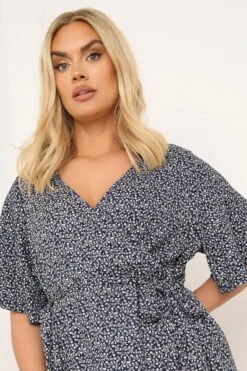 YOURS - Top Cache-Coeur Bleu Marine Texturé Floral 10 YOURS - Top Cache-Coeur Bleu Marine Texturé Floral -Evans Boutique 018ec17e 5595 41 304013 D