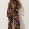 LIMITED COLLECTION Pantalon Large Noir à Imprimé Palmier Tropical 2 LIMITED COLLECTION Pantalon Large Noir à Imprimé Palmier Tropical -Evans Boutique 01b89308 8e23 44 216836 B