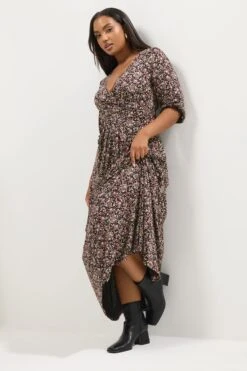 YOURS Curve Robe Longue Portefeuille Noire à Fleurs Et Col En V 8 YOURS Curve Robe Longue Portefeuille Noire à Fleurs Et Col En V -Evans Boutique 01c4a96e 553a 49 304399 B