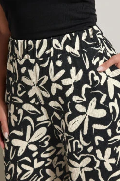 YOURS - Pantalon Jupe-Culotte Texturé Noir & Crème Floral 10 YOURS - Pantalon Jupe-Culotte Texturé Noir & Crème Floral -Evans Boutique 0220cbed 5b17 42 145292 D