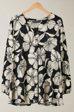 EVANS Curve Black Contrast Floral Jersey Crepe Top 15 EVANS Curve Black Contrast Floral Jersey Crepe Top -Evans Boutique 02ca0300 5969 41 615820 P
