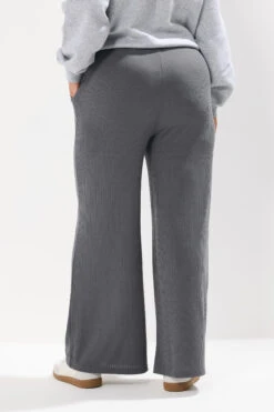 YOURS - Pantalon Large Côtelé Gris Anthracite 9 YOURS - Pantalon Large Côtelé Gris Anthracite -Evans Boutique 040ab857 5e0d 4e 310221 C