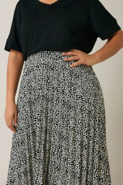 EVANS Curve Black & White Spot Print Pleated Skirt 13 EVANS Curve Black & White Spot Print Pleated Skirt -Evans Boutique 0465a8ad 6134 44 615844 D
