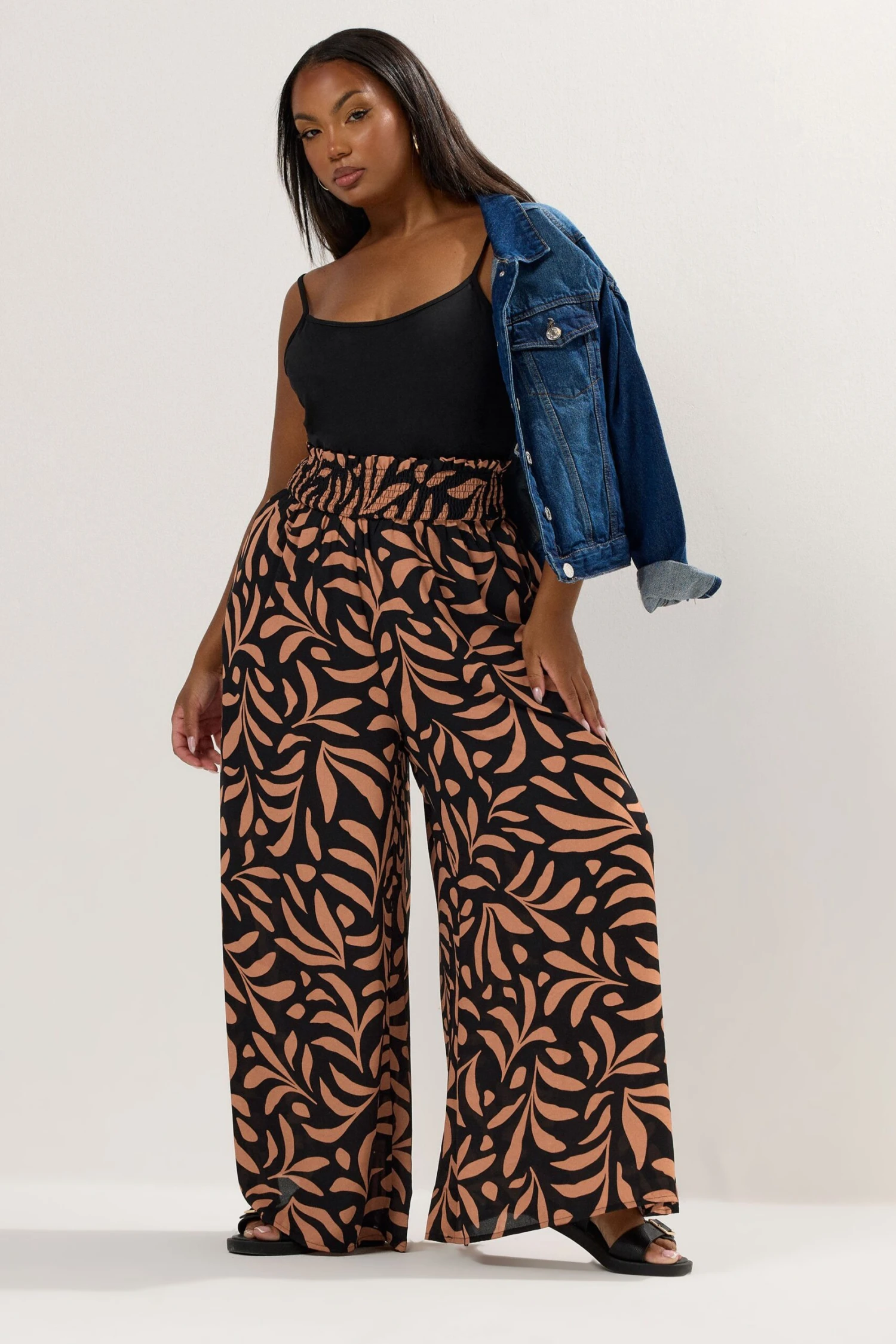 YOURS Curve Pantalon Noir à Taille Froncée En Feuilles De Palmier 4 YOURS Curve Pantalon Noir à Taille Froncée En Feuilles De Palmier – Image 2