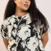 YOURS - Top Noir & Blanc Texturé Floral Manches Courtes 2 YOURS - Top Noir & Blanc Texturé Floral Manches Courtes -Evans Boutique 04eca7db 32e5 46 304115 A