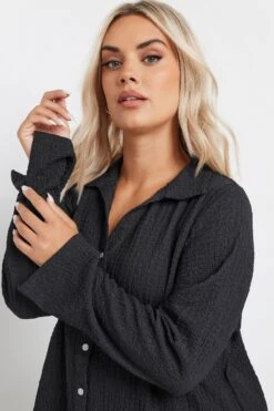 YOURS - Chemisier Noir Texturé Boutons à Strass 10 YOURS - Chemisier Noir Texturé Boutons à Strass -Evans Boutique 05bc63c2 3fd8 41 321943 D