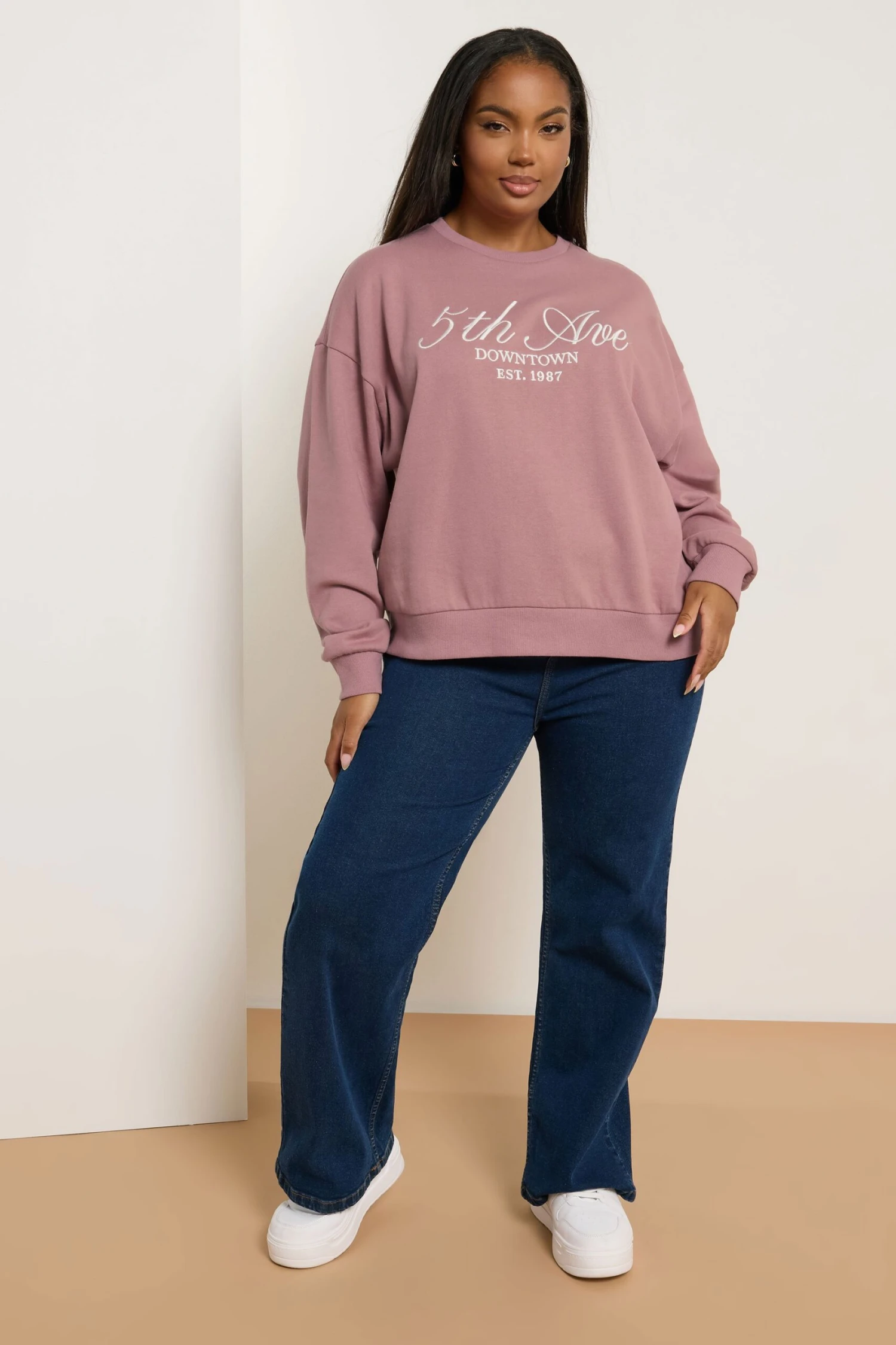 YOURS Curve Sweat-shirt Brodé Rose « 5th Ave » 4 YOURS Curve Sweat-shirt Brodé Rose « 5th Ave » – Image 2