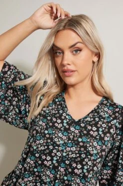 YOURS - Top Noir Floral Design Plissé Volanté 10 YOURS - Top Noir Floral Design Plissé Volanté -Evans Boutique 06a05f88 5898 4e 304084 D