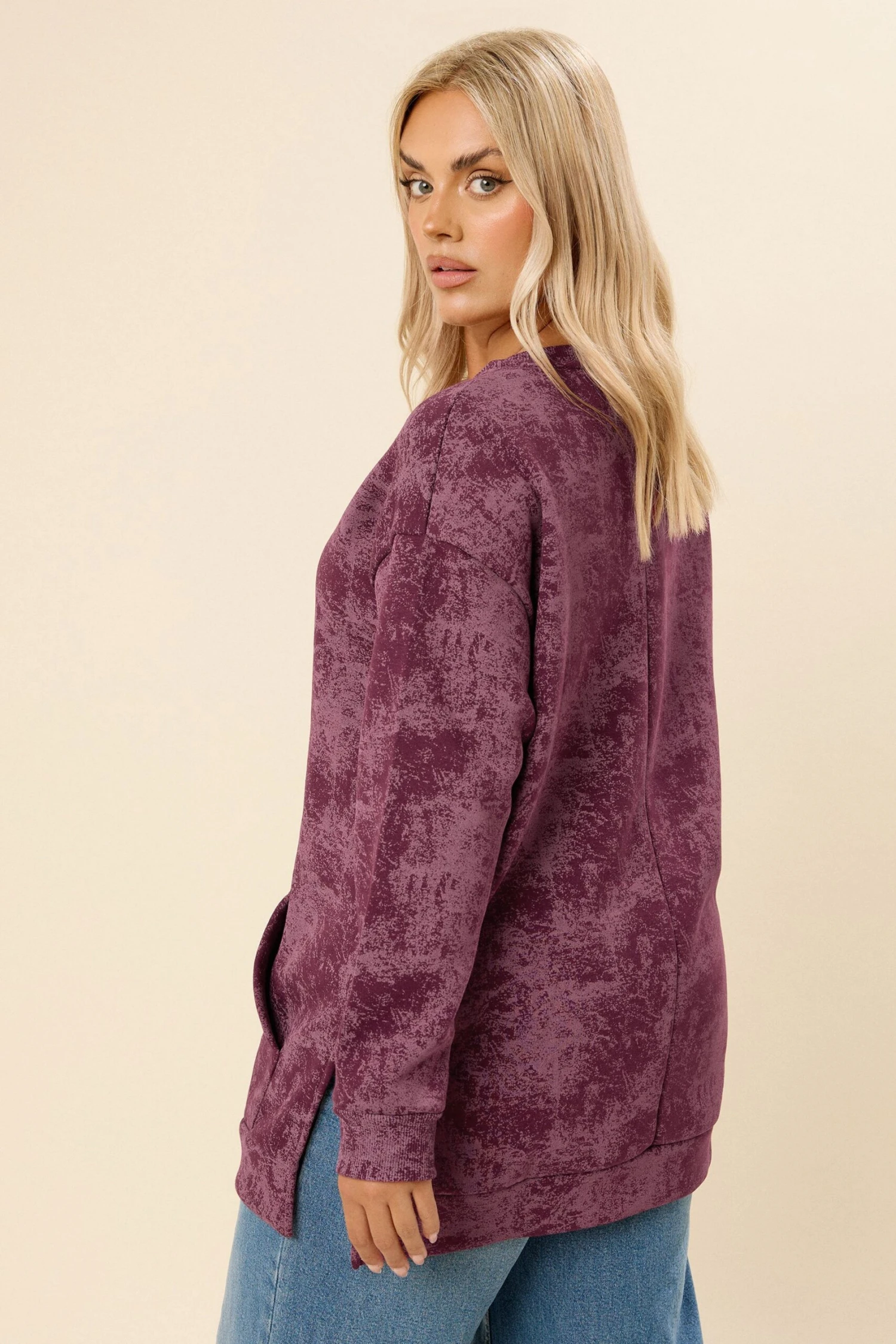 YOURS - Sweat-shirt à Poche Imprimé Abstrait Rouge 5 YOURS - Sweat-shirt à Poche Imprimé Abstrait Rouge – Image 3