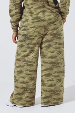 LIMITED COLLECTION Curve Pantalon De Jogging à Jambe Large Kaki Vert Camouflage -Evans Boutique 0aa71bdf 5830 48 216790 C
