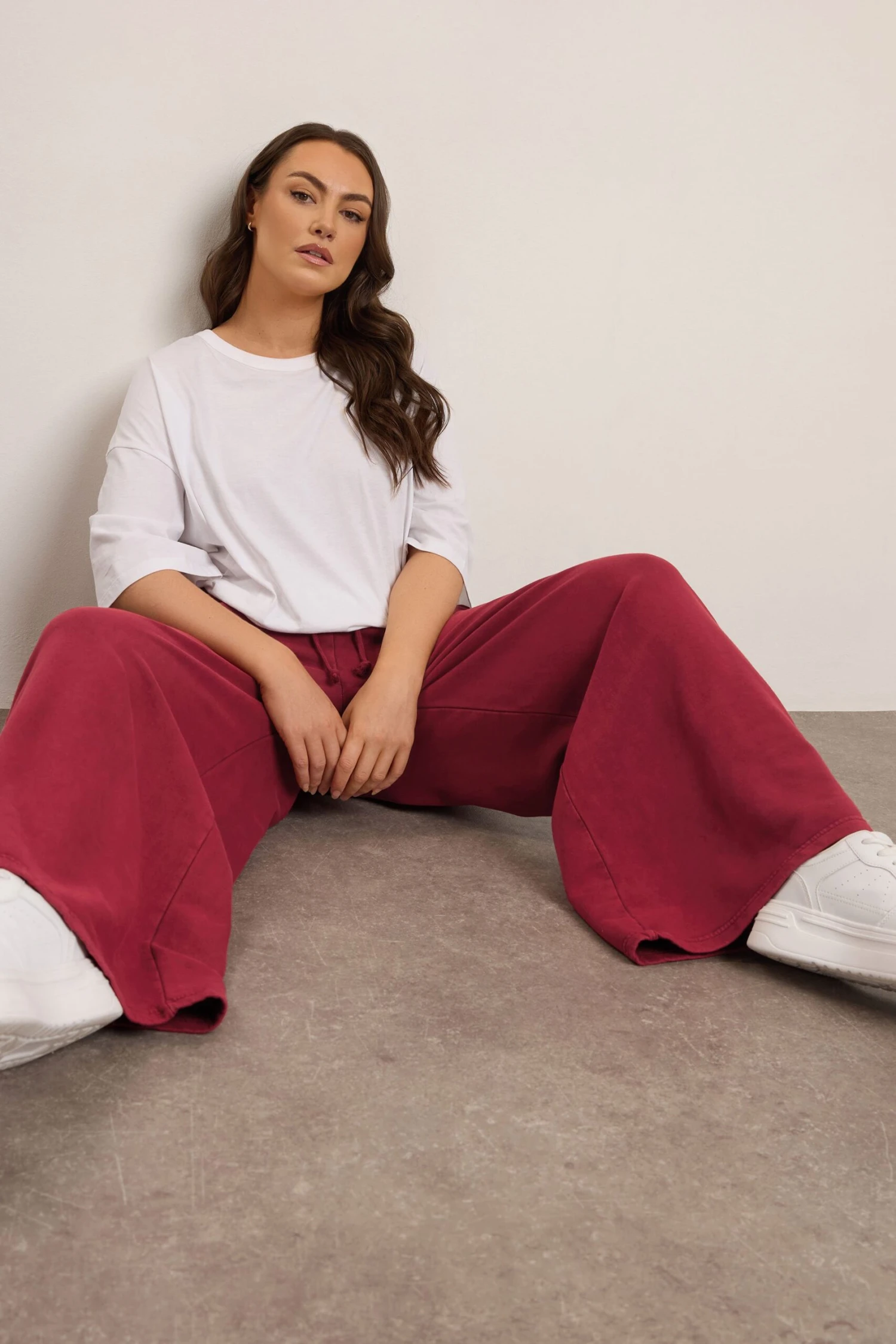 YOURS Curve Pantalon De Jogging Rouge à Jambes Larges 4 YOURS Curve Pantalon De Jogging Rouge à Jambes Larges – Image 2