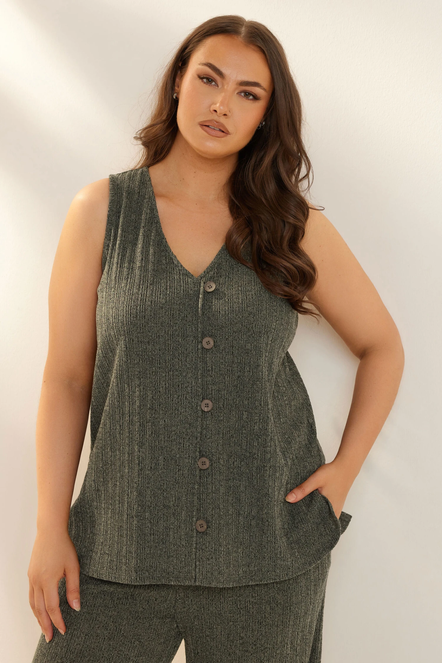 YOURS - Top Sans Manches Vert Kaki Texturé Boutonné 3 YOURS - Top Sans Manches Vert Kaki Texturé Boutonné