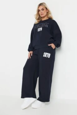 YOURS - Sweatshirt Bleu Marine 'Stockholm 1978' 11 YOURS - Sweatshirt Bleu Marine 'Stockholm 1978' -Evans Boutique 0eac5ad7 31e3 43 126667 B