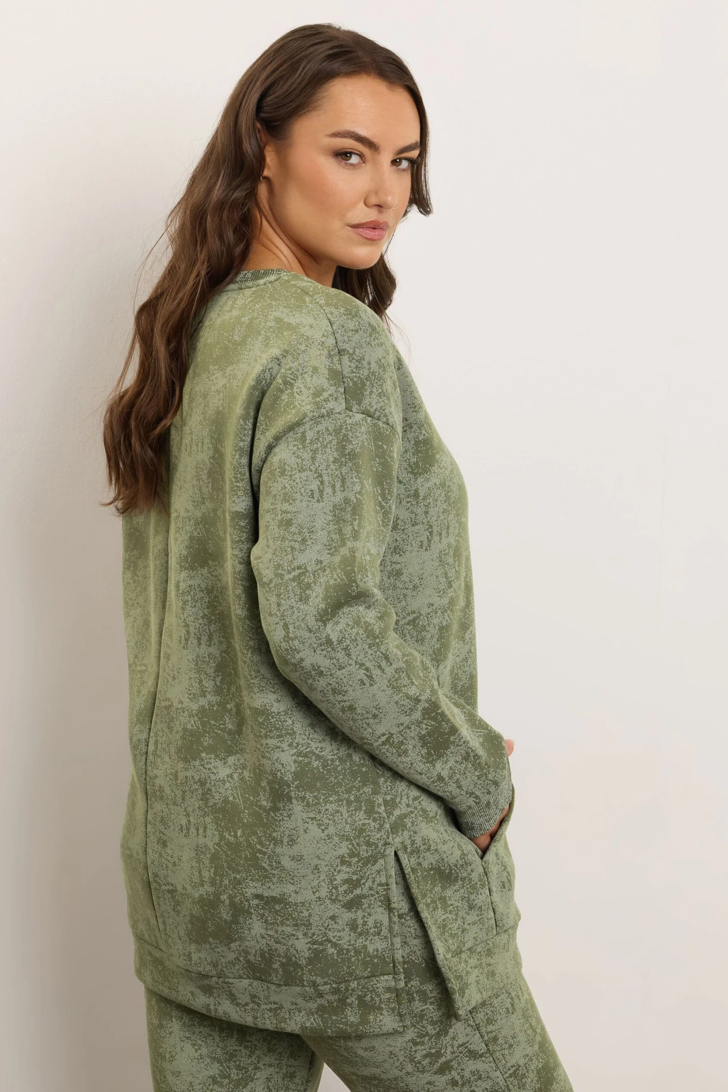 YOURS Curve Sweat-shirt à Poche Abstrait Vert 5 YOURS Curve Sweat-shirt à Poche Abstrait Vert – Image 3