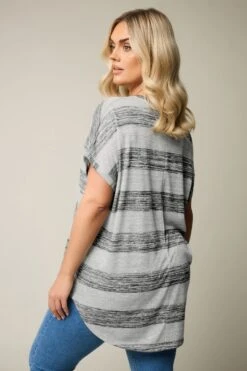 YOURS - Top Gris à Rayures Manches Courtes 11 YOURS - Top Gris à Rayures Manches Courtes -Evans Boutique 0f28b64d 43f1 44 303993 D