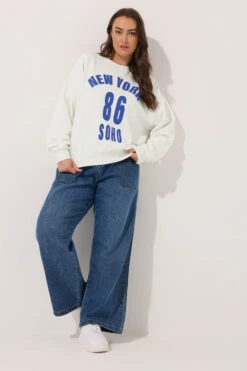 YOURS Curve Sweat-shirt Blanc à Slogan « New York » 8 YOURS Curve Sweat-shirt Blanc à Slogan « New York » -Evans Boutique 10396bfc 1e72 41 126798 B