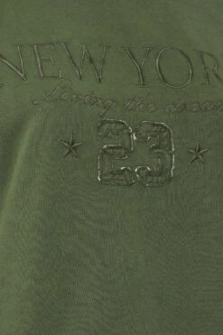 YOURS - Sweatshirt Vert Kaki Brodé 'New York' 13 YOURS - Sweatshirt Vert Kaki Brodé 'New York' -Evans Boutique 112c4605 4566 44 304044 Z