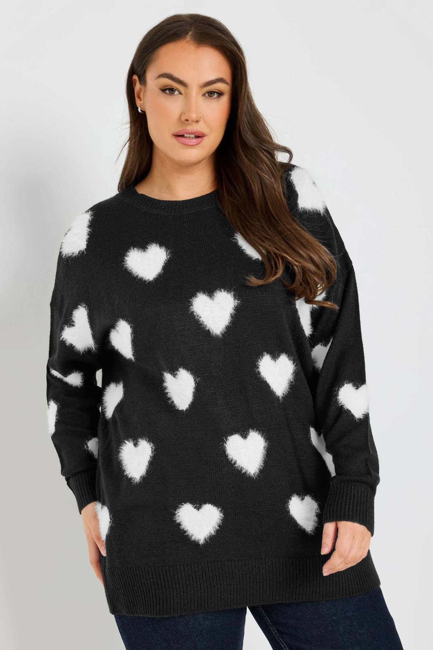 YOURS - Pull Noir & Blanc Coeur Fluffy 7 YOURS - Pull Noir & Blanc Coeur Fluffy – Image 5