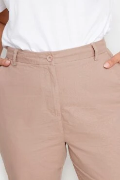 YOURS - Pantalon Chino Rose Poudré Coupe Droite 12 YOURS - Pantalon Chino Rose Poudré Coupe Droite -Evans Boutique 11ab43d1 1fb8 41 143488 D