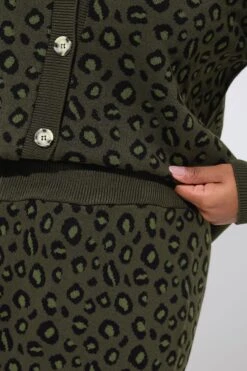 LIMITED COLLECTION Curve Pantalon Large à Imprimé Léopard Vert Kaki -Evans Boutique 126a2c08 3b05 45 216956 D