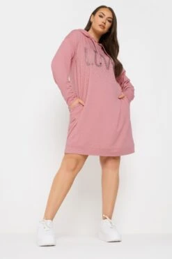 YOURS - Robe-Pull Rose à Capuche Strass 'Love' 13 YOURS - Robe-Pull Rose à Capuche Strass 'Love' -Evans Boutique 133a7ab2 5ff8 45 302217 E