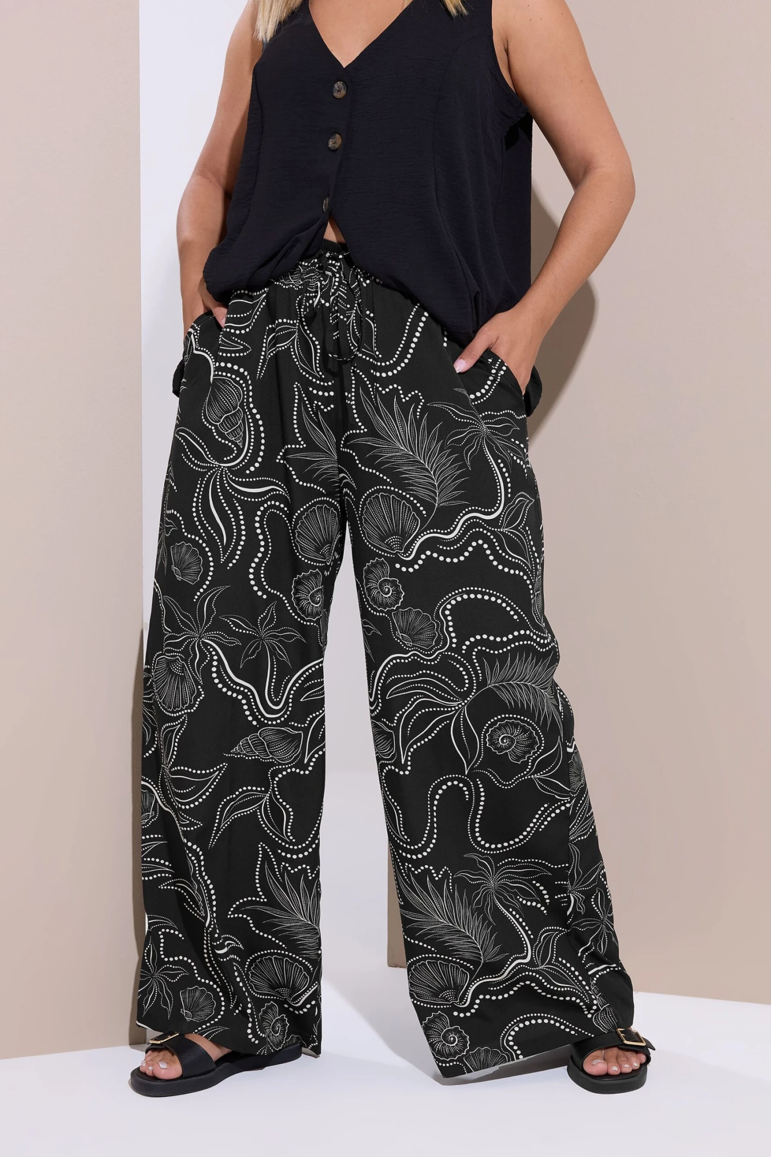 YOURS Curve Pantalon Large Noir à Imprimé Coquillages 3 YOURS Curve Pantalon Large Noir à Imprimé Coquillages