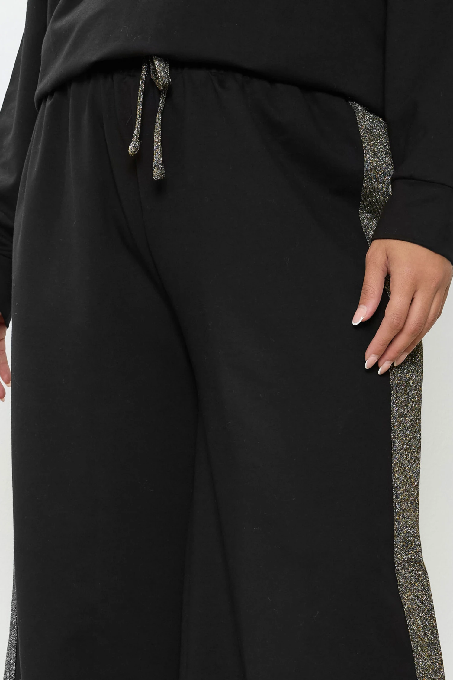 YOURS Curve Pantalon De Jogging Large à Rayures Latérales Noires Scintillantes 6 YOURS Curve Pantalon De Jogging Large à Rayures Latérales Noires Scintillantes – Image 4