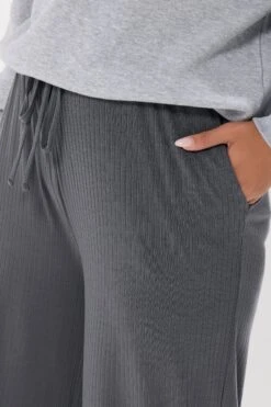 YOURS - Pantalon Large Côtelé Gris Anthracite 10 YOURS - Pantalon Large Côtelé Gris Anthracite -Evans Boutique 14139f49 eff2 46 310221 D