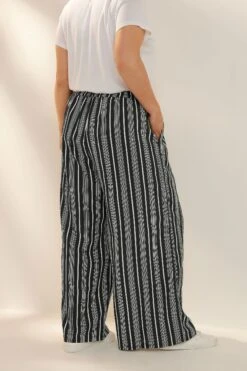 YOURS - Pantalon Wide Leg Noir à Rayures Texturé -Evans Boutique 147d3c45 4b38 45 310109 C