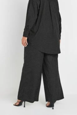 YOURS - Pantalon Noir Clouté Coupe Wide Leg 9 YOURS - Pantalon Noir Clouté Coupe Wide Leg -Evans Boutique 1641c199 5632 49 216223 C
