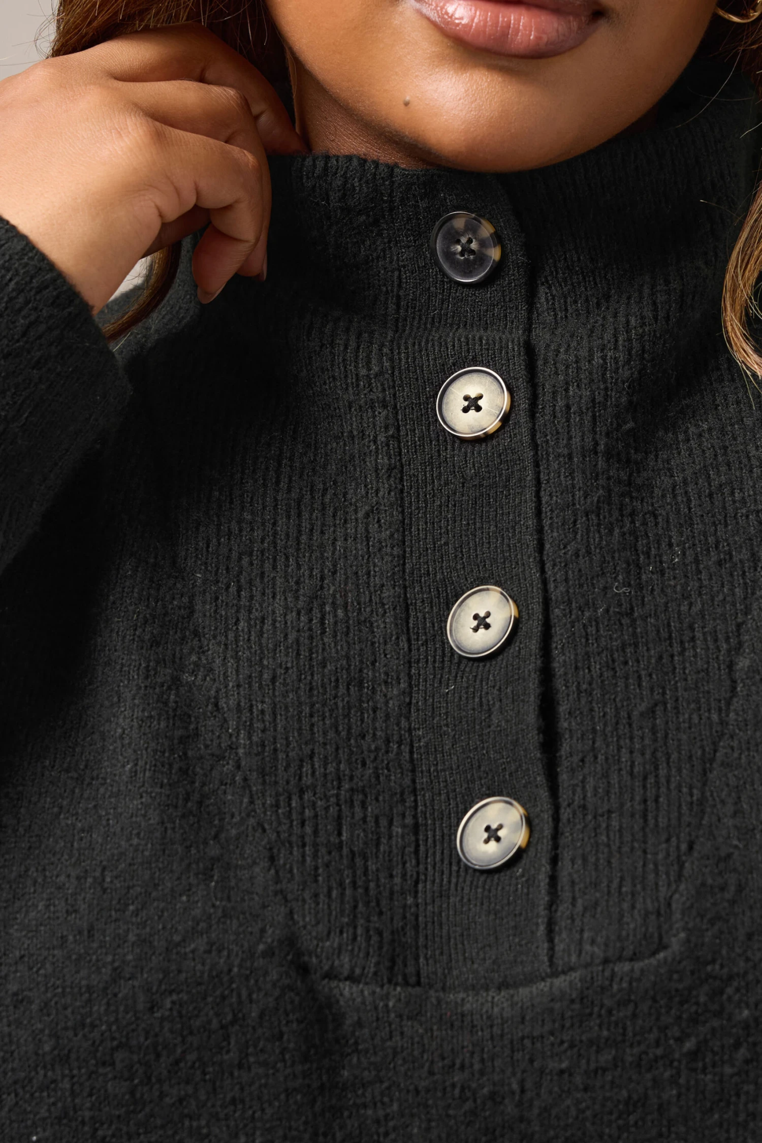 YOURS Curve Pull à Col Boutonné Rayé Noir Et Beige Marron 6 YOURS Curve Pull à Col Boutonné Rayé Noir Et Beige Marron – Image 4