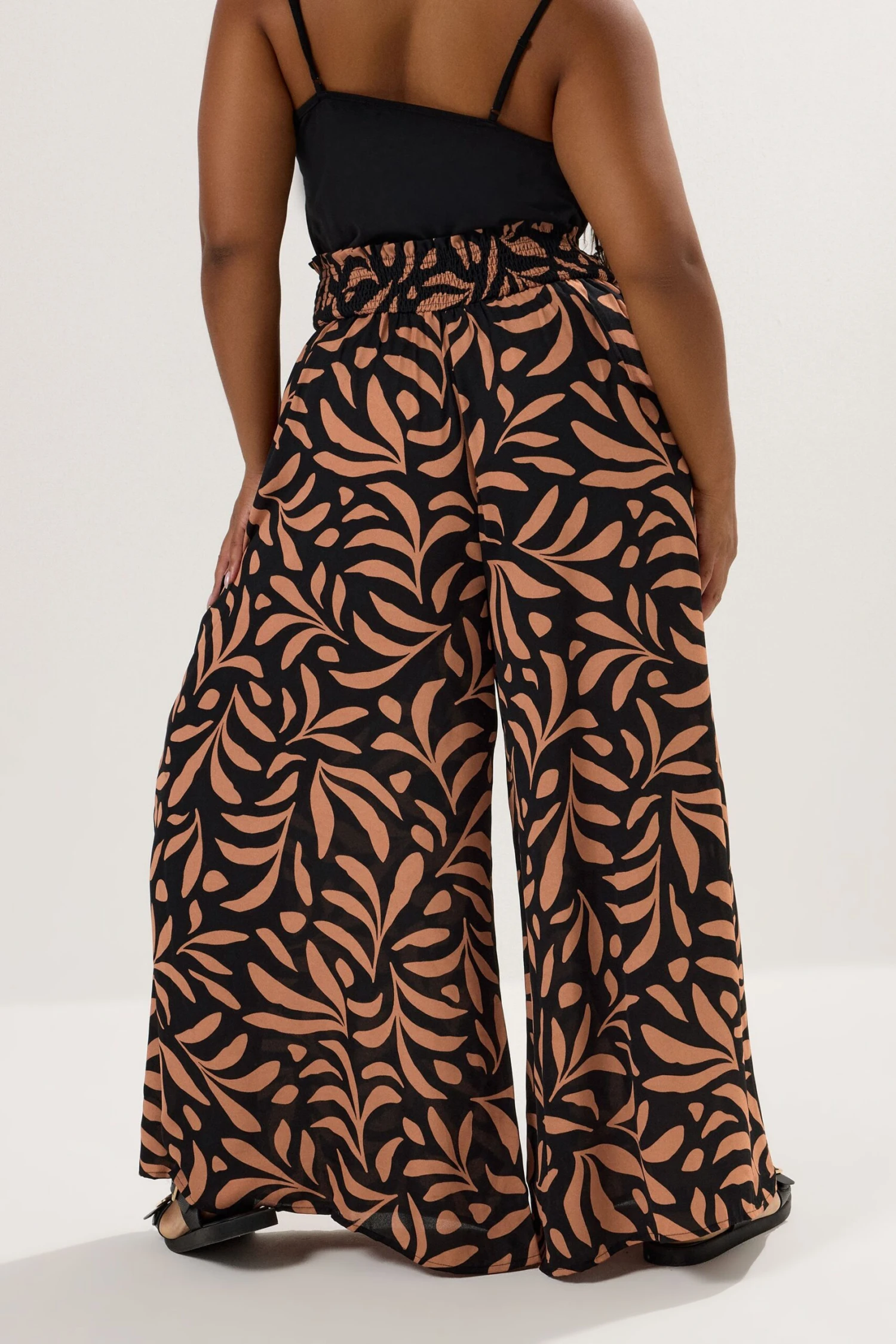 YOURS Curve Pantalon Noir à Taille Froncée En Feuilles De Palmier 5 YOURS Curve Pantalon Noir à Taille Froncée En Feuilles De Palmier – Image 3