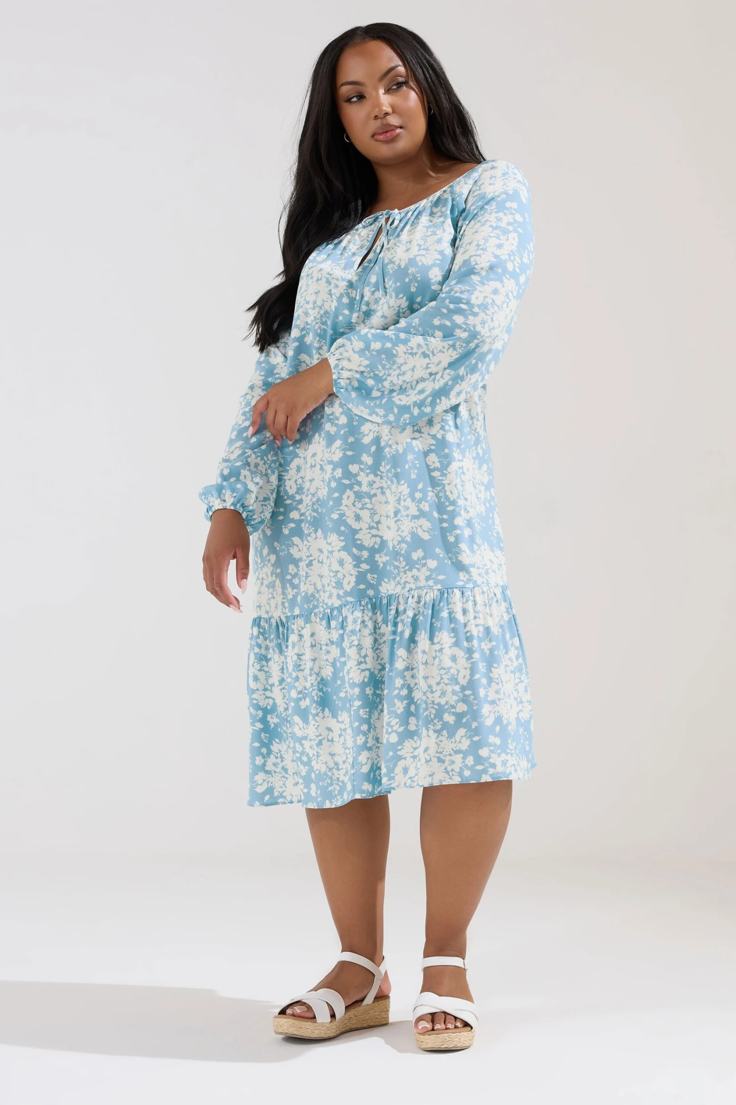 YOURS Curve Robe Mi-longue Bleu Clair à Fleurs Et Col Noué 3 YOURS Curve Robe Mi-longue Bleu Clair à Fleurs Et Col Noué – Image 2