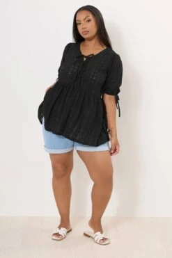 YOURS - Top Noir Broderie Anglaise Peplum Volanté 10 YOURS - Top Noir Broderie Anglaise Peplum Volanté -Evans Boutique 1be35891 e4d5 4d 322404 B