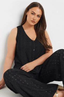 YOURS - Top Noir Plissé Volanté Broderie Anglaise 10 YOURS - Top Noir Plissé Volanté Broderie Anglaise -Evans Boutique 1df45796 4d28 44 322422 A