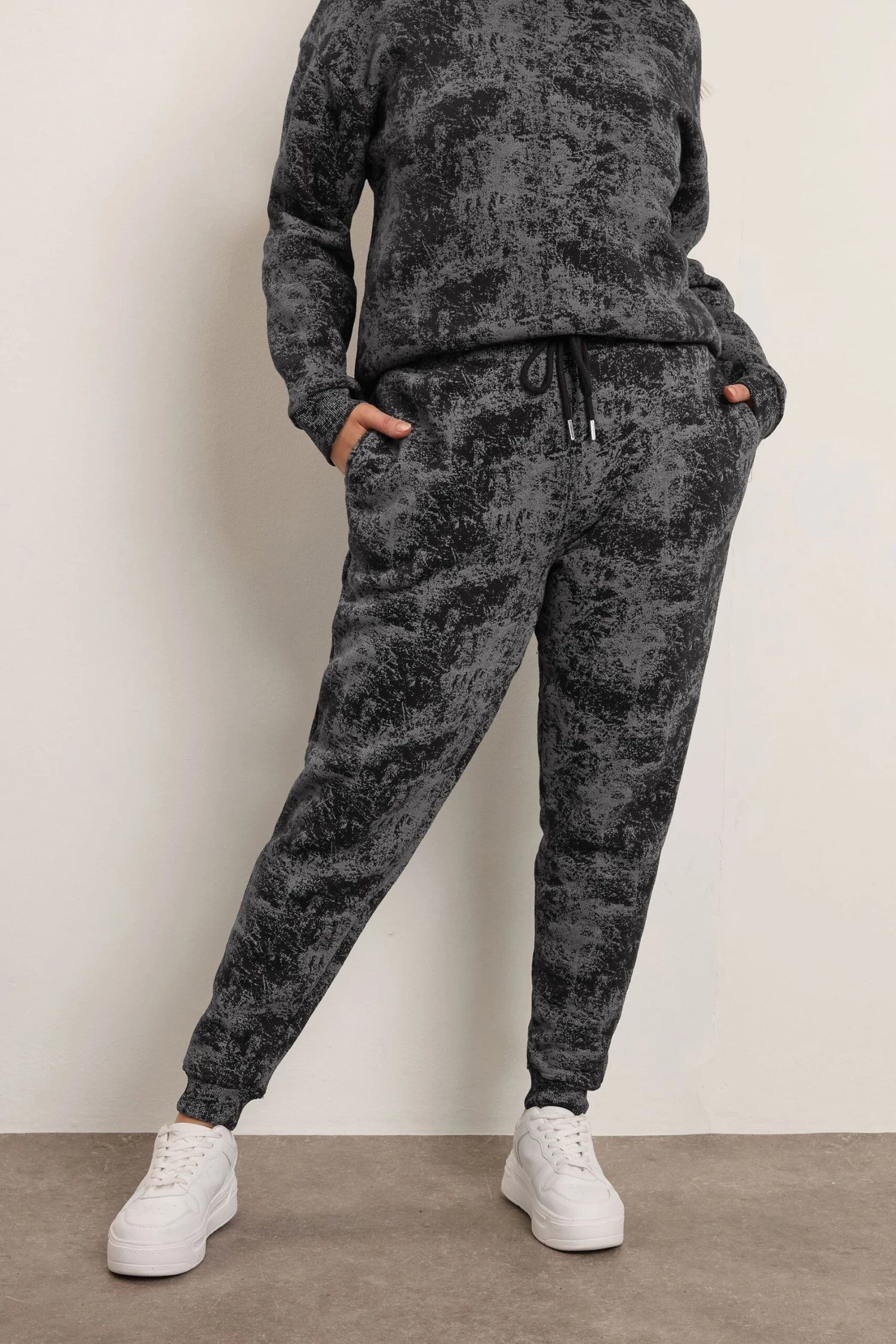 YOURS Curve Pantalon De Jogging à Revers Imprimé Abstrait Noir 3 YOURS Curve Pantalon De Jogging à Revers Imprimé Abstrait Noir