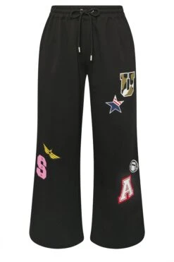 LIMITED COLLECTION Pantalon De Jogging Large à Imprimé Badge Universitaire Noir -Evans Boutique 1e5ea26d f386 4c 216912 X