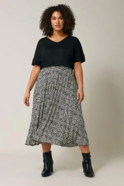 EVANS Curve Black & White Spot Print Pleated Skirt 11 EVANS Curve Black & White Spot Print Pleated Skirt -Evans Boutique 1f3afc6b fec0 48 615844 B