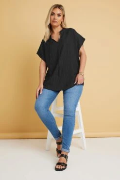 YOURS - Top Fluide Noir Plissé Manches Courtes 8 YOURS - Top Fluide Noir Plissé Manches Courtes -Evans Boutique 1f68c9b4 d245 4b 330708 A