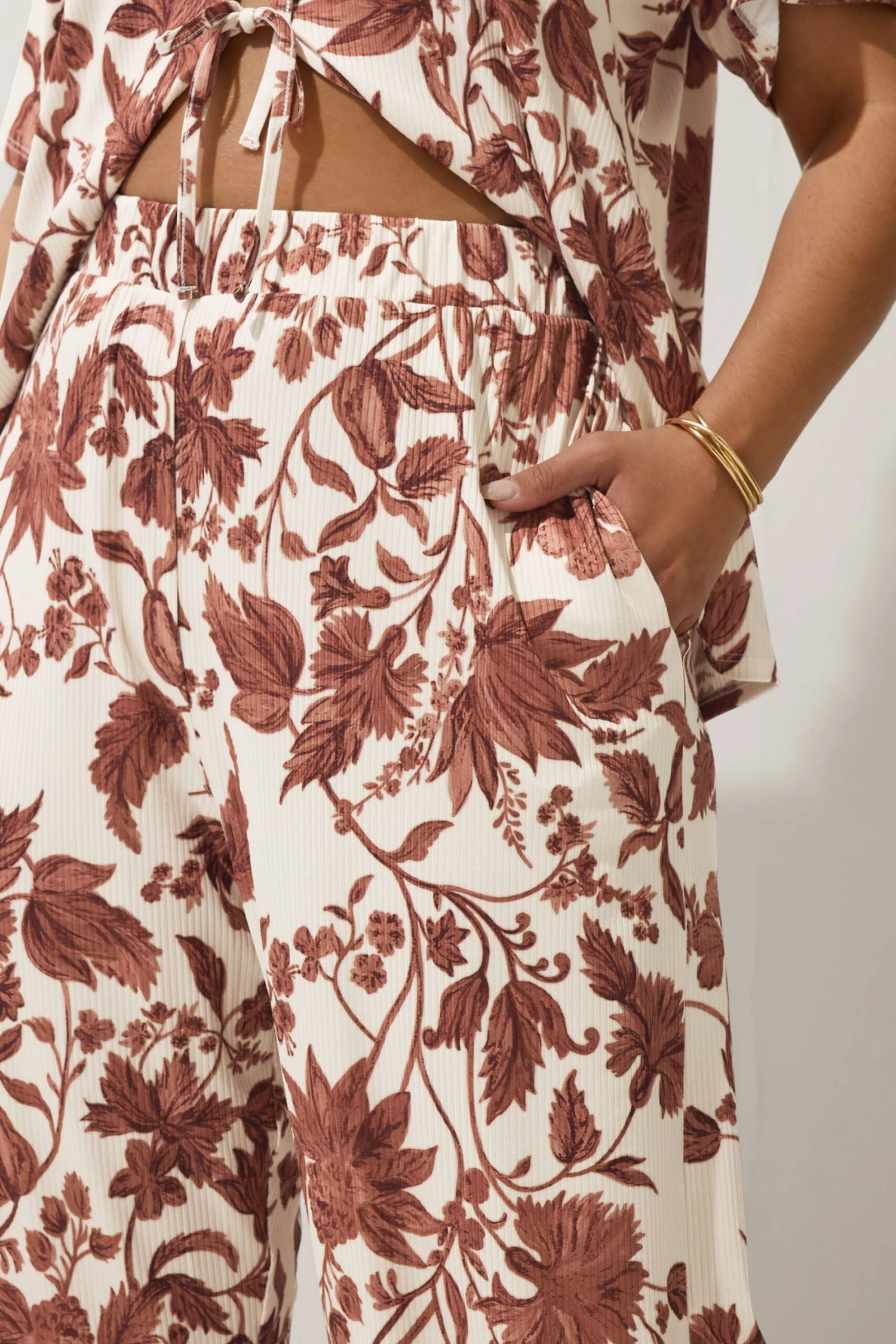 LIMITED COLLECTION - Pantalon Wide Leg Marron & Crème Floral 6 LIMITED COLLECTION - Pantalon Wide Leg Marron & Crème Floral – Image 4