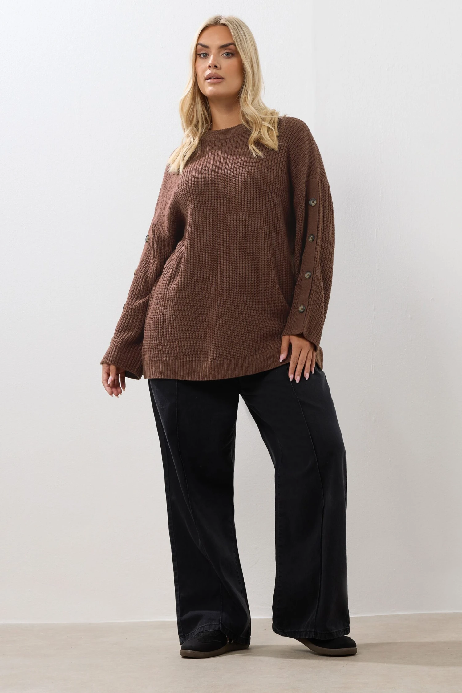 YOURS Curve Pull En Maille à Manches Boutonnées Marron Chocolat 4 YOURS Curve Pull En Maille à Manches Boutonnées Marron Chocolat – Image 2