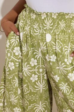 YOURS - Pantalon Jupe-Culotte Vert Design Palmiers 10 YOURS - Pantalon Jupe-Culotte Vert Design Palmiers -Evans Boutique 20091717 c47e 4b 145296 D