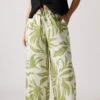 YOURS Curve Pantalon Large Vert Clair à Imprimé Feuilles 1 YOURS Curve Pantalon Large Vert Clair à Imprimé Feuilles -Evans Boutique 2059b296 0127 41 310269 A