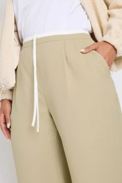 YOURS - Pantalon Wide Leg Beige Taille Contrastée 10 YOURS - Pantalon Wide Leg Beige Taille Contrastée -Evans Boutique 2146249f 0709 48 140074 D