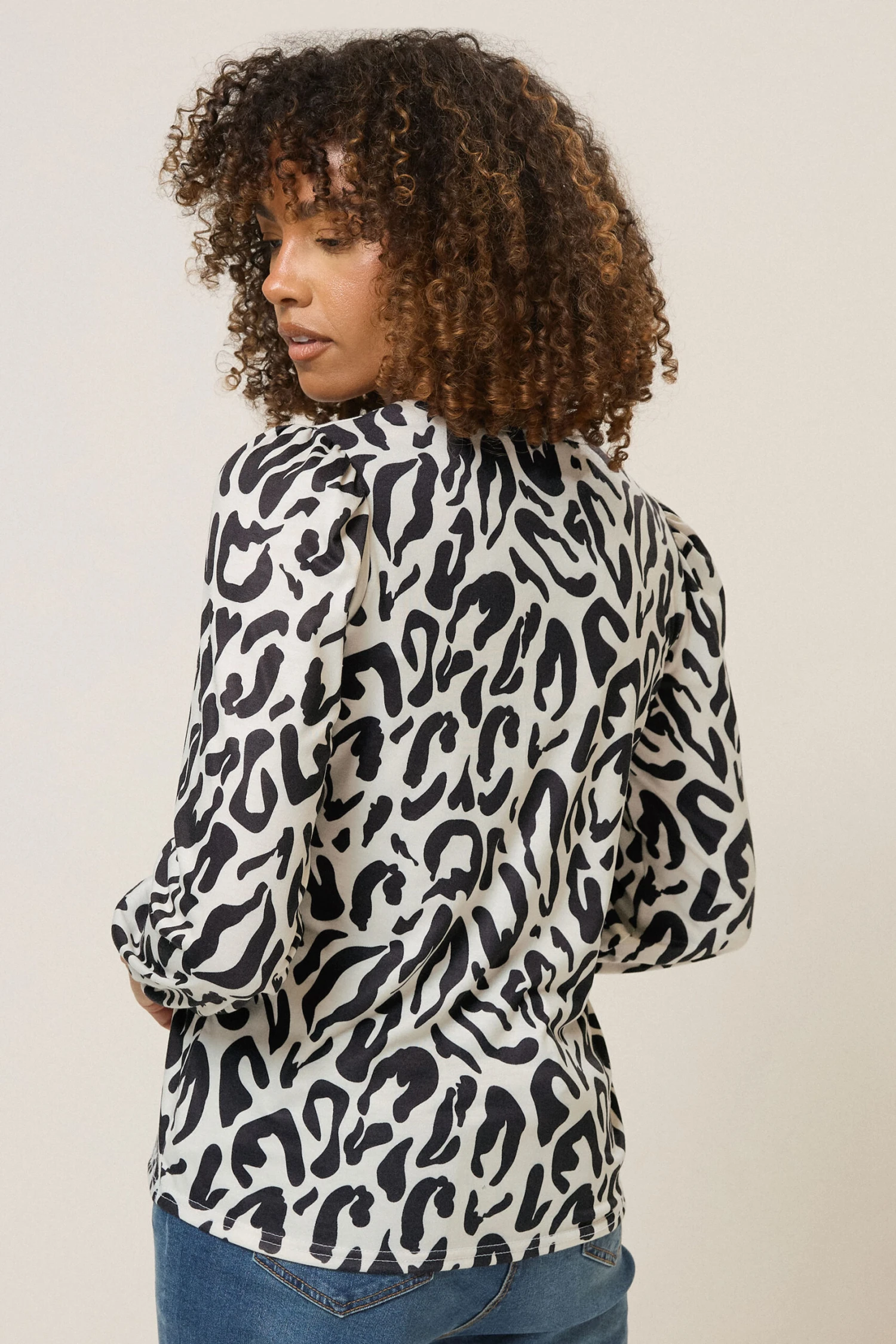 M&Co Ivory White Animal Print Long Sleeve V-Neck Top 6 M&Co Ivory White Animal Print Long Sleeve V-Neck Top – Image 4
