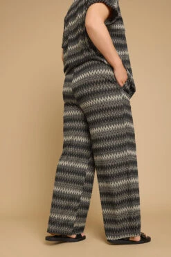 YOURS - Pantalon Wide Leg Noir Zig Zag Métallique -Evans Boutique 22a5f5ee 5813 46 310129 C