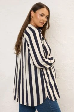 BUMP IT UP MATERNITY - Chemisier Crème & Bleu Marine à Rayures 9 BUMP IT UP MATERNITY - Chemisier Crème & Bleu Marine à Rayures -Evans Boutique 2338e336 6350 45 158472 C