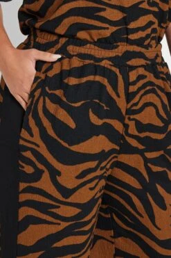 YOURS - Pantalon Wide Leg à Poches Marron & Noir Zébré 11 YOURS - Pantalon Wide Leg à Poches Marron & Noir Zébré -Evans Boutique 23808f94 167c 48 303771 D