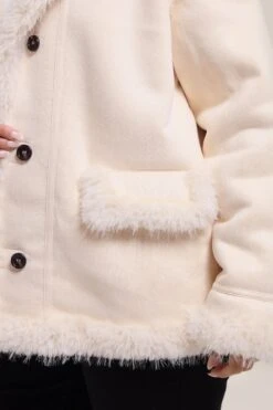 YOURS Curve Manteau à Poils Longs Blanc Ivoire Avec Bordure En Fausse Fourrure -Evans Boutique 252563ee be28 41 121126 D